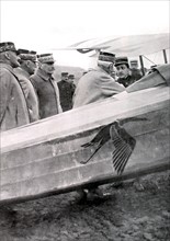 World War I. The aviator Guynemer speaking with General Lyautey (1917)