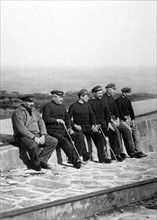 A Port-Joinville, les six survivants du canot de sauvetage de l'île d'Yeu (1917)