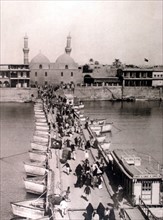 Bagdad. Le pont de bateaux qui relie les deux rives du Tigre (1917)