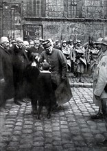 Le général Nivelle en visite à Noyon après la libération de la ville (1917)