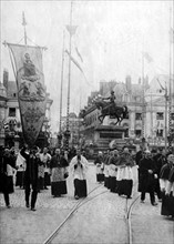 Holiday in Orléans. The standard of Joan of Arc in the Place du Martroi (1920)