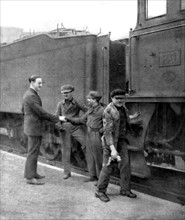 Grève des chemins de fer. Cheminots non-grévistes à l'arrivée d'un train de Montluçon (1920)