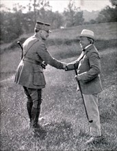 Sur le terrain de golf de Hythe, rencontre de M. Lloyd George et du général Marshall (1920)