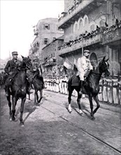 A Beyrouth, le général Gouraud, accompagné du général Goybet, passe devant une double haie de fusiliers marins (1920)