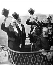 En rade de Toulon, le président de la République, M. Poincaré, abordant en chaloupe le croiseur "Jules Michelet" (1913)