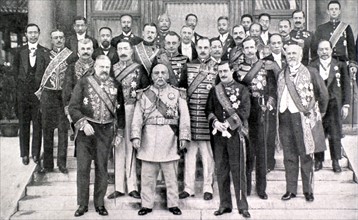 Le président Yuan-Chi-Kaï, entouré des membres du corps diplomatique, à Pékin (1913)