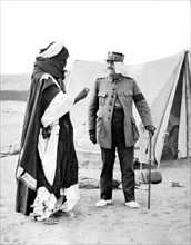 In the heart of the Sahara, Tuareg chieftain Ouemi ag el Mnir who has come to hail Marshal Franchet d'Espérey (1925)