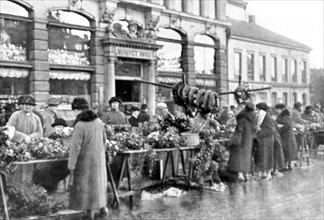 A Christiana, qui le lendemain va devenir Oslo, les habitants achètent des fleurs pour célébrer cet événement (31 décembre 1924)
