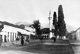 Tirana. La grande rue et la mosquée (1925)