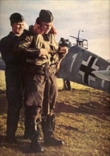 Vérification de l'équipement d'un aviateur allemand avant son départ, in la revue "Signal" (1941)