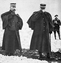 Les généraux Joffre et Dubail goûtent le café des chasseurs alpins au cours d'une tournée sur la nouvelle frontière d'Alsace (1915)