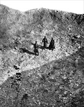 World War I. South of Tahure, this mine hole is 14 meters wide and 35 meters deep (1915)