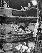 Sur le front, dortoir improvisé dans un abri (1915)