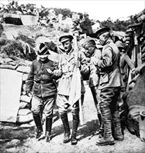 Sur le front des Dardanelles. Les yeux bandés , un officier turc quitte le quartier général de Gaba-Tépé conduit par un officier (1915)