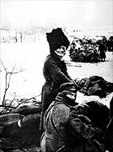 Sur le front, les soldats russes ne craignent pas l'hiver et dorment facilement dans la neige (1915)