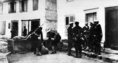 Débarquement des Italiens en Albanie. Dans la ville de Vallona, des marins italiens construisent une barricade (1915)