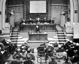 A l'académie de médecine, Marie Curie donne une conférence sur la radioactivité (1925)