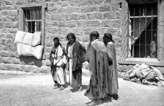 Syrie. Devant les murs de la citadelle d'Ezra, prisonniers druzes (1925)