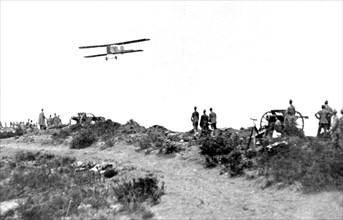 Rif War. A plane bringing informations to a battery so as to adjust his shooting (1925)