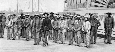Le colonel Cortijo et les autres soldats espagnols faits prisonniers à bord d'un navire le 29 avril 1898
