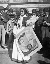 In the streets of Madrid, a woman selling newspapers and popular images (1905)