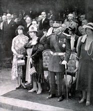 A Chantilly, le jour de l'inauguration de sa statue, le maréchal Joffre salue la foule qui l'acclame (1930)