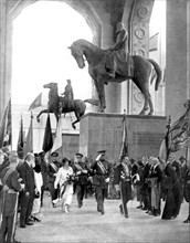 Le roi Albert de Belgique et la reine Elisabeth à l'exposition d'Anvers (1930)