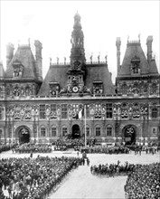 A Paris, commemoration of the French 1830 July Revolution on the Place de l'Hôtel-de-Ville (1930)
