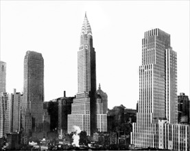 New York, Le Chrysler Building entre le Channing Building (à gauche) et l'immeuble du New York Daily News (1930)
