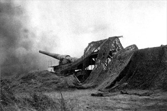 Pièce de 305, camouflée, pendant le tir (1918)