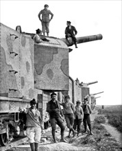 Gunners and their battleships on rails (1918)
