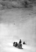Expédition du Mont Everest. Sur les pentes neigeuses du Chang-la, ou col de l'Everest (1922)