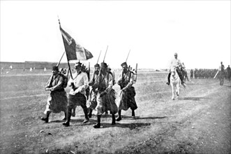 Première grande revue des troupes françaises et de la Mehalla chrétienne à Fez (28 mars 1912)