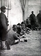 Un frugal repas de prisonniers turcs à Stara-Zagora (1912)