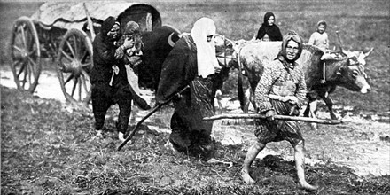 Turkish people fleeing the advancing Bulgarian army (1912)