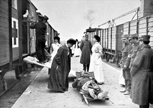 On the platforms of Larissa train station, imperial Russian princess Helena, Prince Nicolas of Greece's wife, is nursing the wounded of Thessaly (1912)