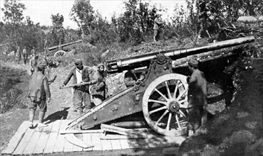 Chargement d'un canon de siège à Muritzan lors du bombardement de Tarabosch et de Sartari par les Monténégrins (1912)