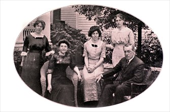 Le président des Etats-Unis, M. Woodrow Wilson en compagnie de sa femme et de ses trois filles (1912)