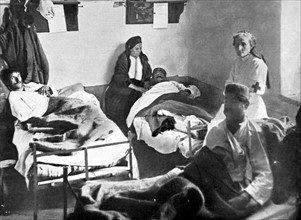 Un hôpital militaire improvisé par la Croix-Rouge à Cettigne au Monténégro (1912)