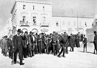 Les députés crétois se rendent pour la première fois à la chambre hellénique, le jour de l'ouverture du Parlement, à Athènes (14 octobre 1912)