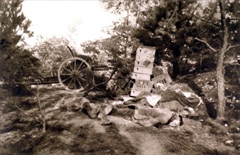Artilleurs allemands tués à leur pièce, lors des combats au nord de Verdun. (15/18 décembre 1916)