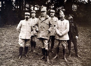 General Passaga, surrounded by his staff, after the Hardaumont attack (December 15-18, 1916)