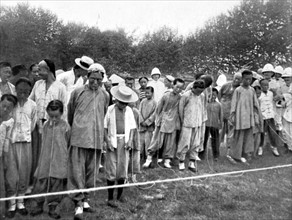 Les soldats français enseignent aux Chinois le jeu du fil, à Pékin (14 juillet 1910)