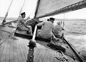 Le roi Alphonse XIII d'Espagne à bord de son yacht pendant des régates (1910)
