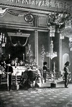 Le cercueil royal d'Edouard VII exposé dans la salle du Trône, à Buckingham Palace (13/17 mai 1910)
