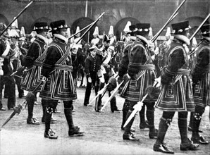 A Londres, la translation du corps d'Edouard VII à Westminster Hall (17 mai 1910)