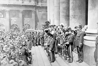 A Londres, lecture de la proclamation du roi Edouard VII, fixant la date du couronnement (1901)