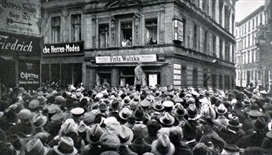 Un orateur allemand haranguant la foule (1921)