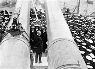 Harangue of President Harding, aboard the "Pennsylvania", in front of an imposing staff 
(April 28, 1921)