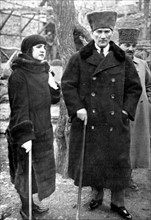 Le maréchal Mustapha Kemal et sa jeune femme, Latifiée Hanoum en Turquie (1923)